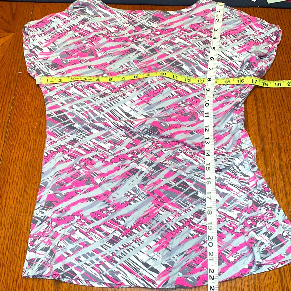 ⭐️Like NEW⭐️CHAUS💕Flattering V-Neck Top in Small - Picture 11 of 11